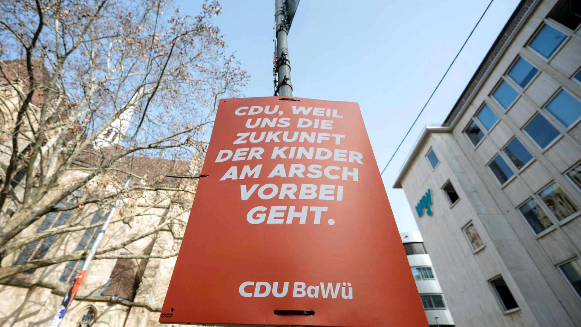 Ein gefälschtes Wahlplakat mit der Aufschrift „CDU, weil uns die Zukunft der Kinder am Arsch vorbei geht. CDU-BaWü“ hängt an einem Mast in der Innenstadt.