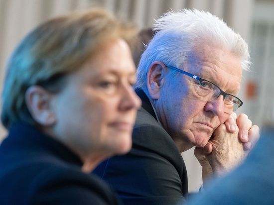 Winfried Kretschmann (Bündnis 90/Die Grünen, r.) und Susanne Eisenmann (CDU) sitzen nebeneinander.