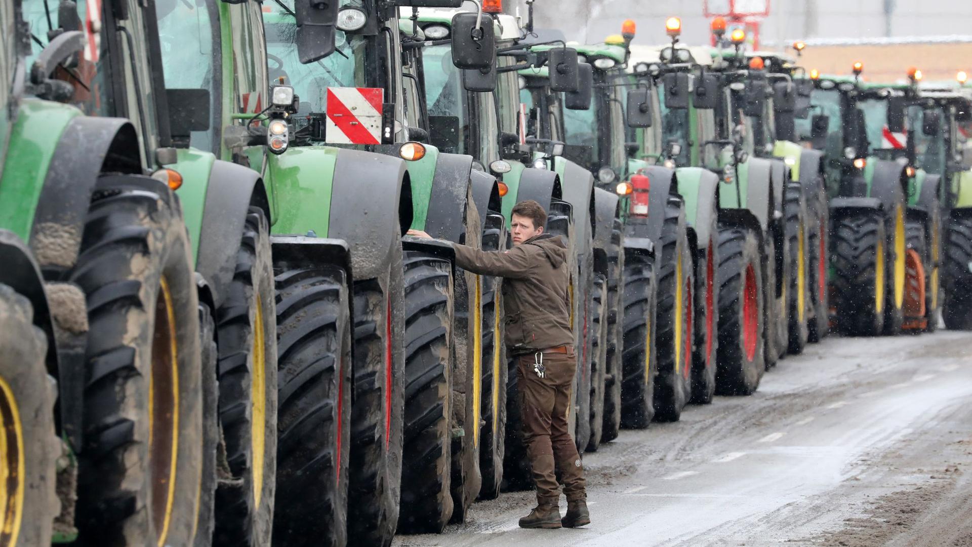 Traktoren stehen zu einem Protest auf einer Straße.