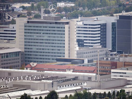 Blick vom Württemberg auf das Mercedes-Benz Werk Untertürkheim.