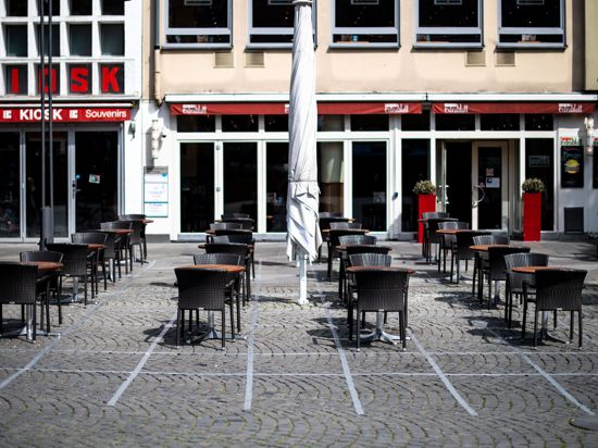 Mit Klebestreifen hat ein Cafe die Sicherheitsabstände zwischen den einzelnen Tischen markiert.