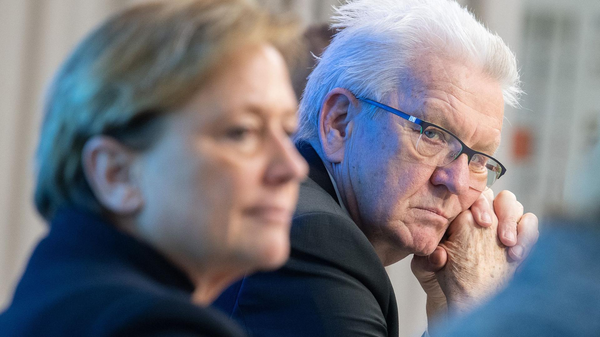 Baden-Württembergs Ministerpräsident Winfried Kretschmann (Grüne, r) und CDU-Spitzenkandidatin Susanne Eisenmann.