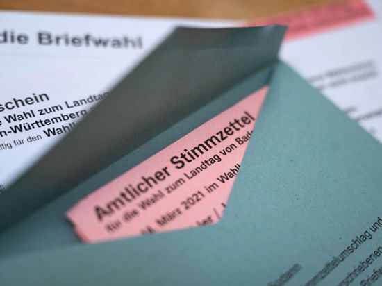 Ein Stimmzettel zur Landtagswahl in Baden-Württemberg liegt in einem Wahlumschlag.