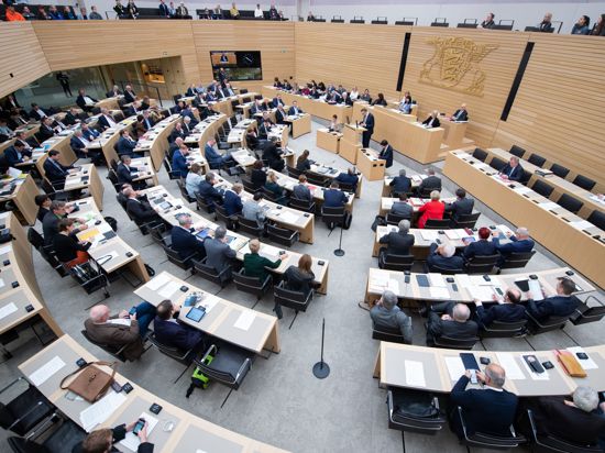Abgeordnete sitzen während einer Sitzung im Stuttgarter Landtag auf ihren Plätzen.