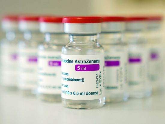 Ampullen mit dem Covid-19-Impfstoff von Astrazeneca.