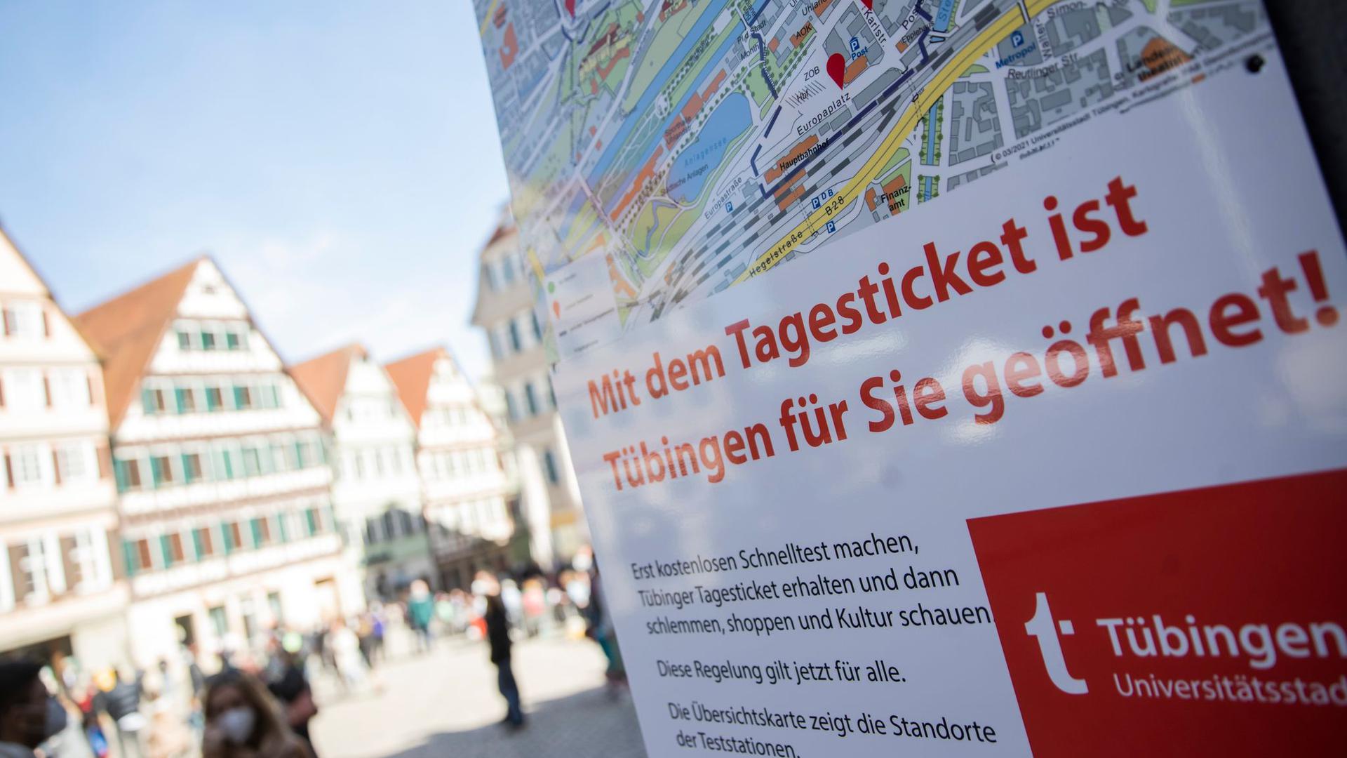 Ein Schild mit Informationen zum Tübinger Tagesticket steht auf dem Rathausplatz.