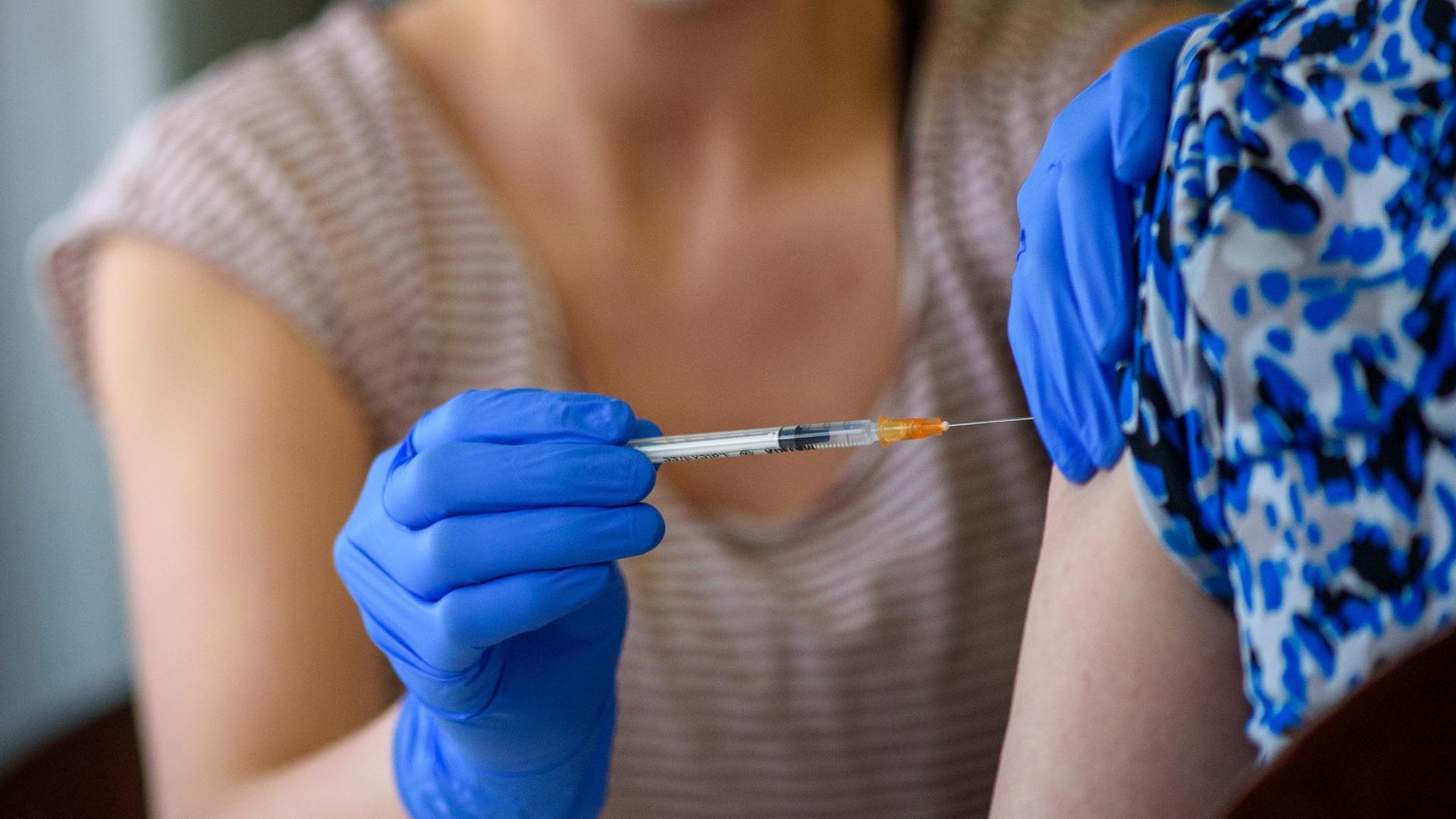 Eine Ärztin impft eine Seniorin mit dem Impfstoff von Biontech/Pfizer.