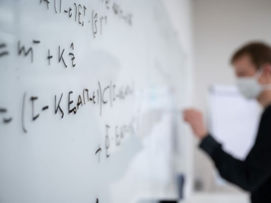 Mathematische Formeln, die zu einem Algorithmus für maschinelles Lernen gehören.