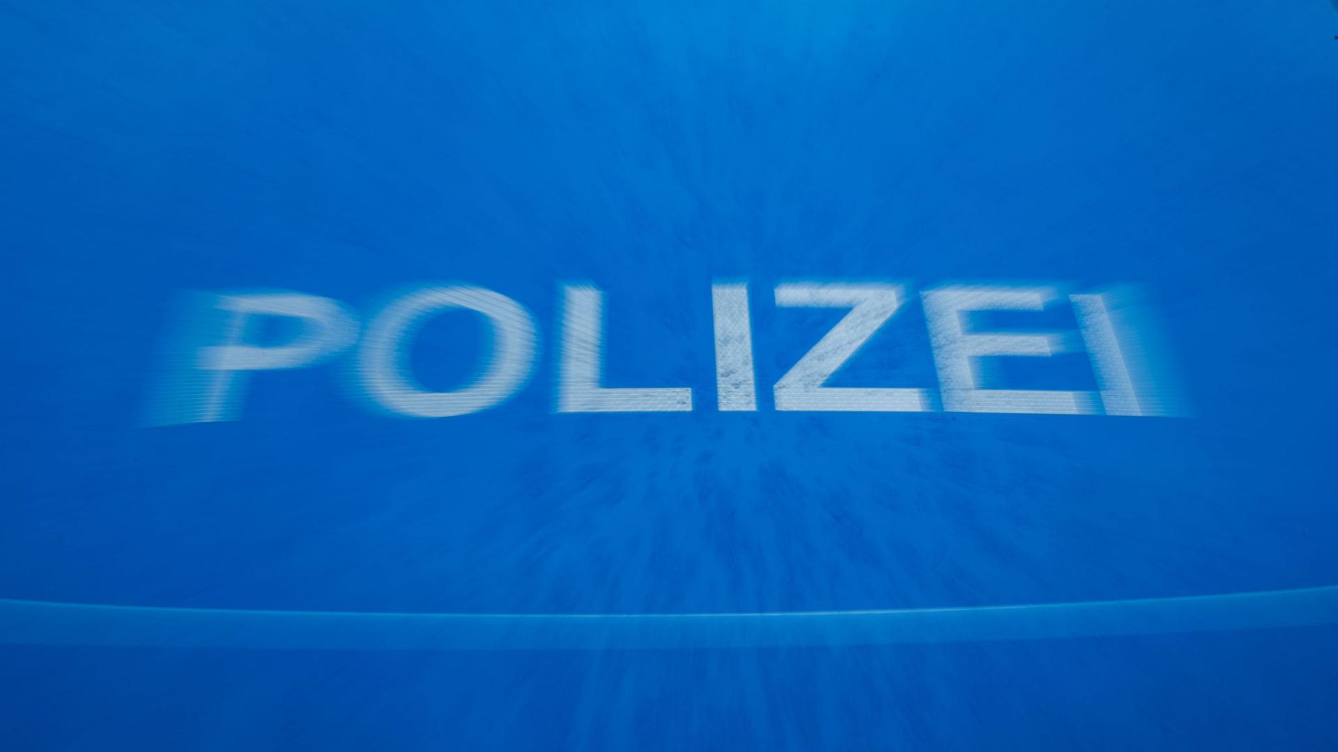 Schriftzug „Polizei“ auf der Motorhaube eines Funkstreifenwagens.