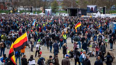 Menschenmassen bei einer Demonstration der Initiative „Querdenken“ in Stuttgart.