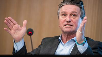 Baden-Württembergs Gesundheitsminister Manne Lucha (Grüne) spricht bei einer Pressekonferenz.