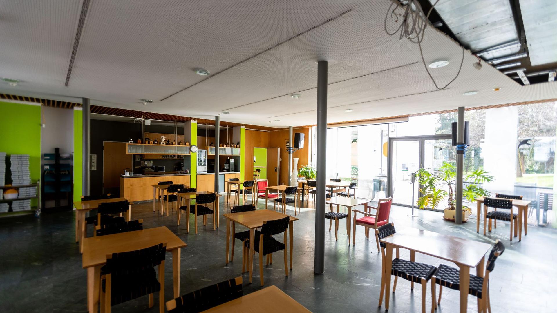 Stühle stehen im leeren Café KaffeeMühle des Seniorenzentrums Mühlehof.