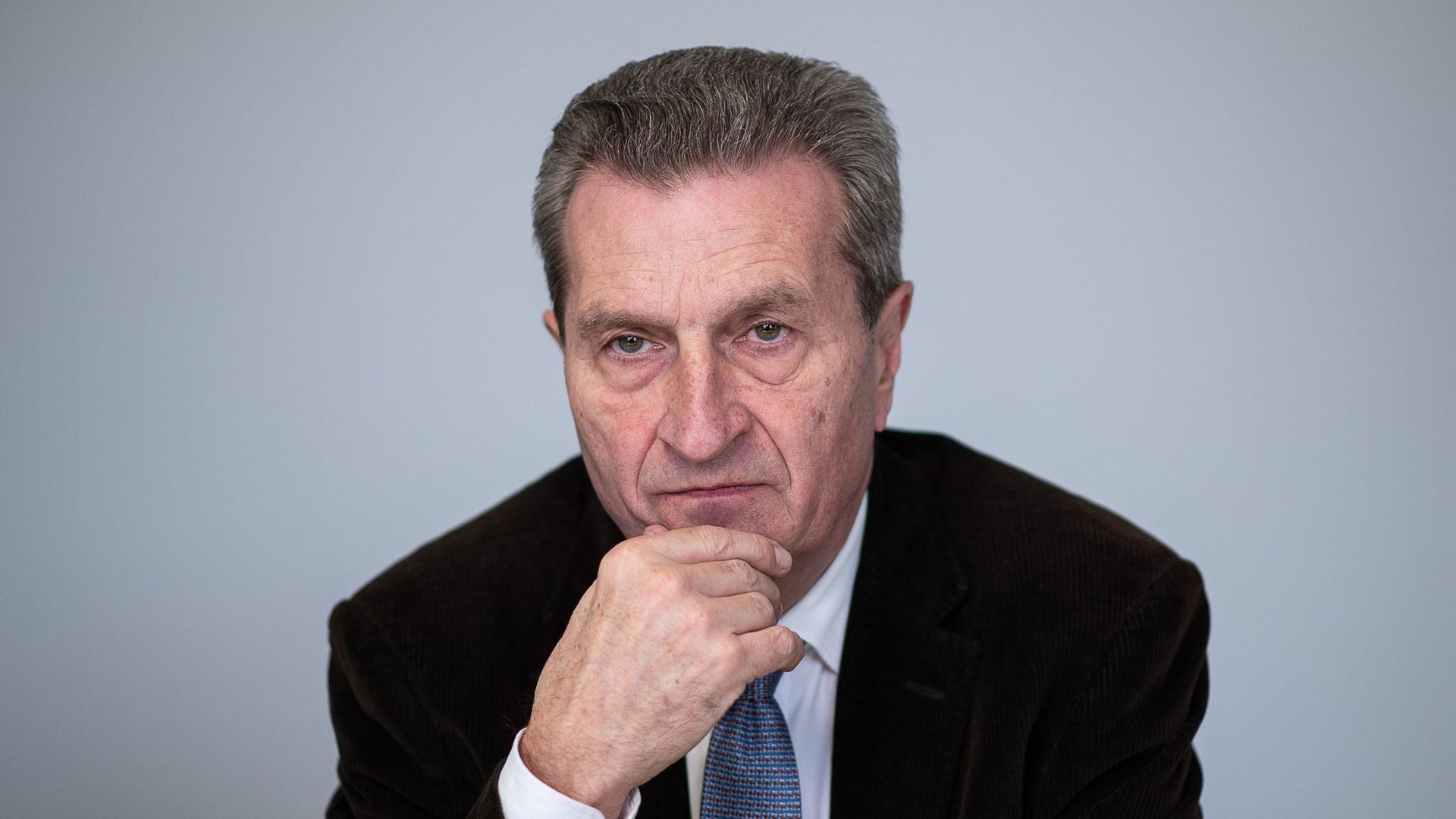 Günther Oettinger (CDU) sitzt bei einem Interview.