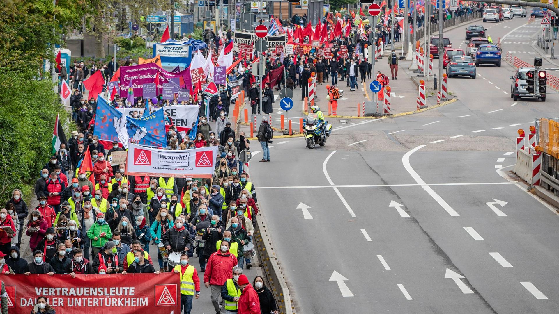 Zum Tag der Arbeit ziehen zahlreiche Menschen bei einer Demonstration des Deutschen Gewerkschaftsbunds (DGB) durch die Innenstadt.