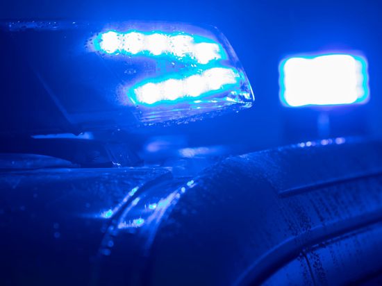Blaulichter leuchten auf einem Streifenwagen der Polizei.