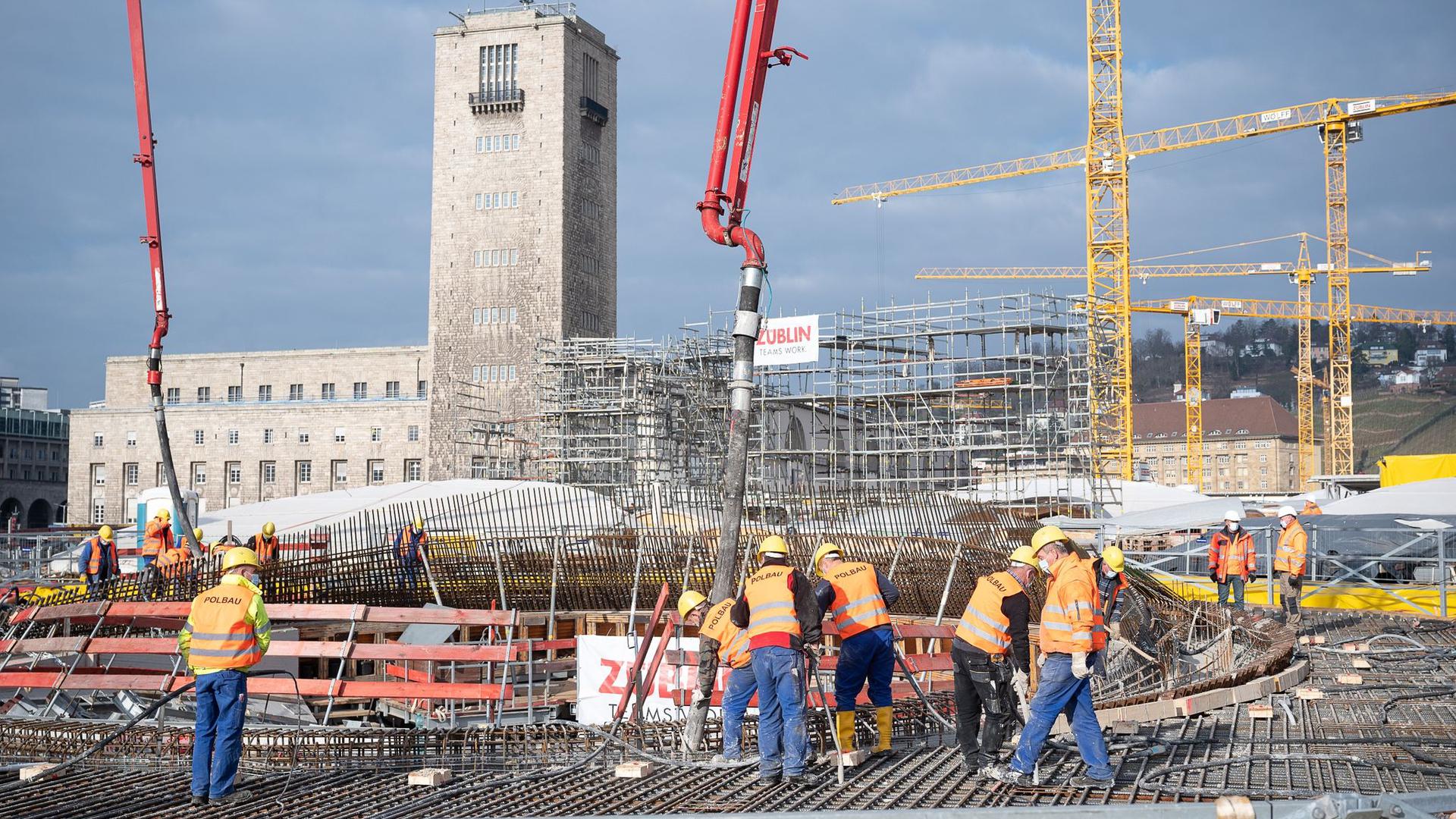Bauarbeiter betonieren die 14. Kelchstütze auf der Baustelle des neuen Hauptbahnhofs, der zum Bahnprojekt Stuttgart 21 gehört.