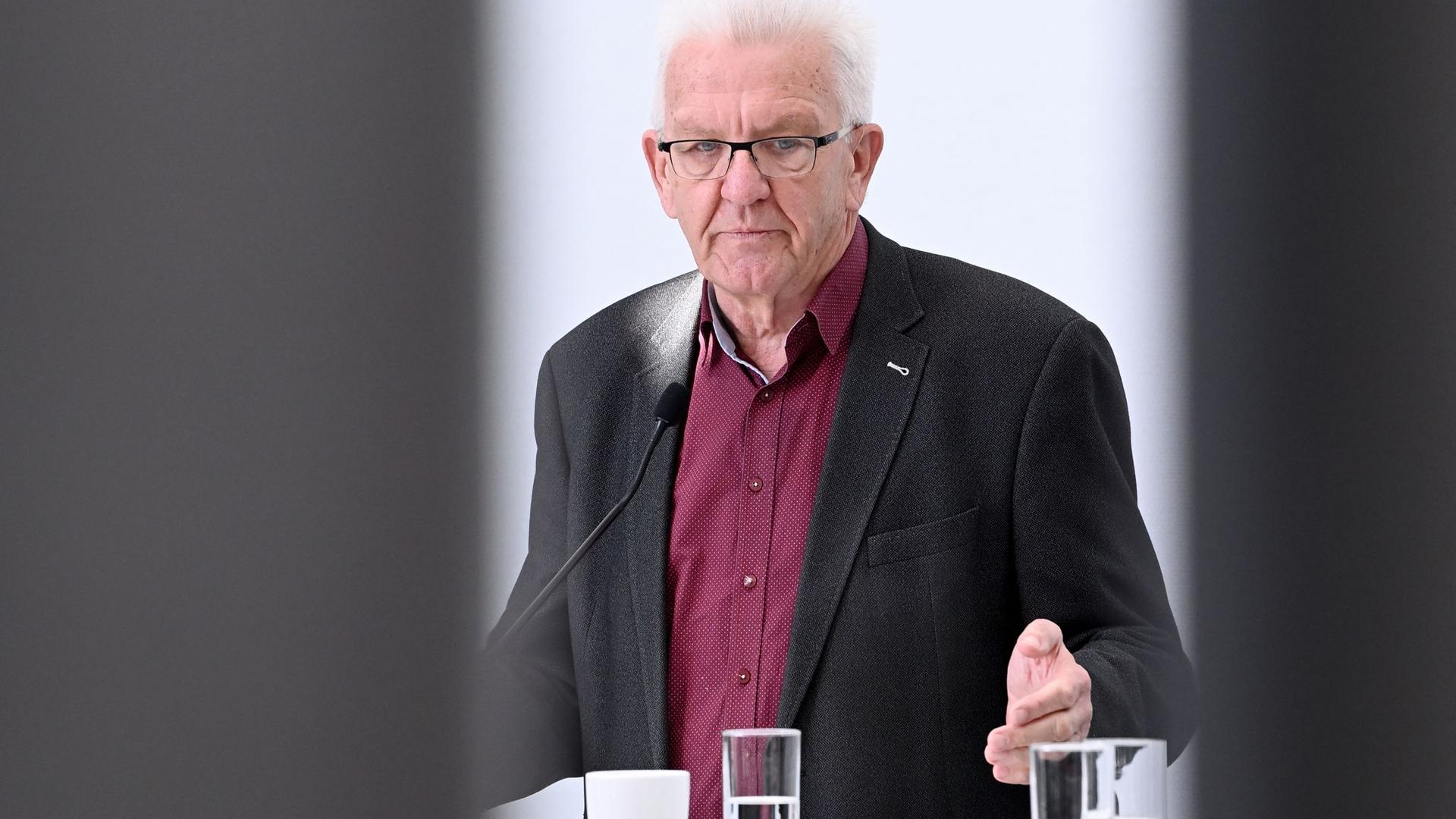 Winfried Kretschmann (Bündnis 90/Die Grünen) gibt ein Pressestatement.