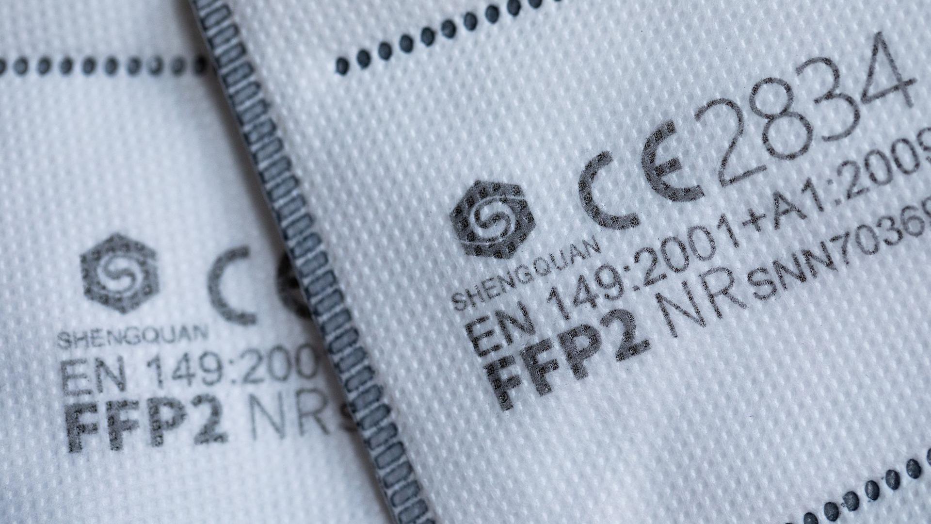 FFP2 Masken mit CE-Zertifizierung liegen auf einem Tisch.