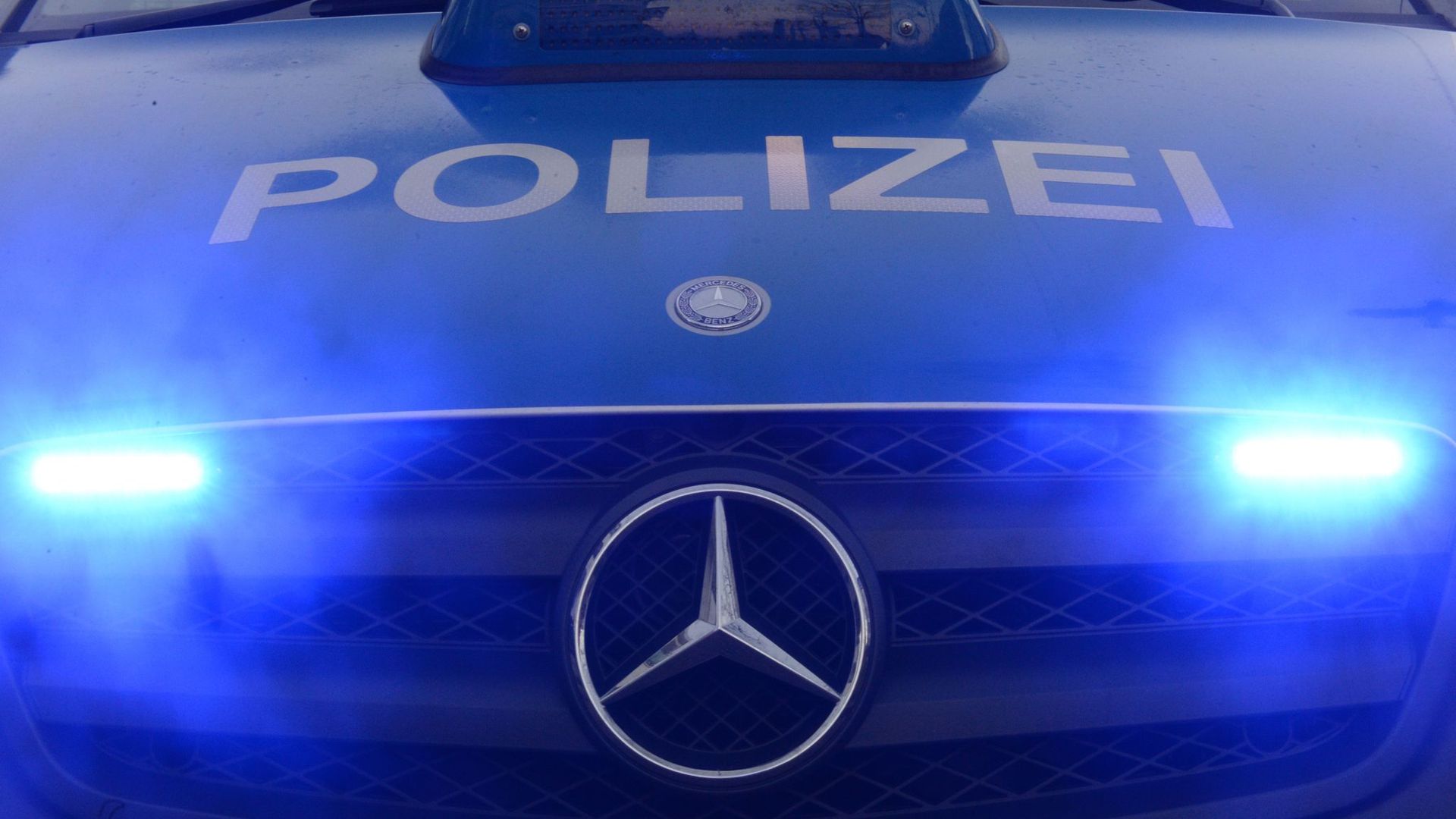 Polizeiwagen mit Blaulicht.