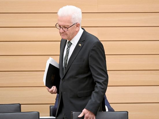 Winfried Kretschmann kommt in den Landtag.