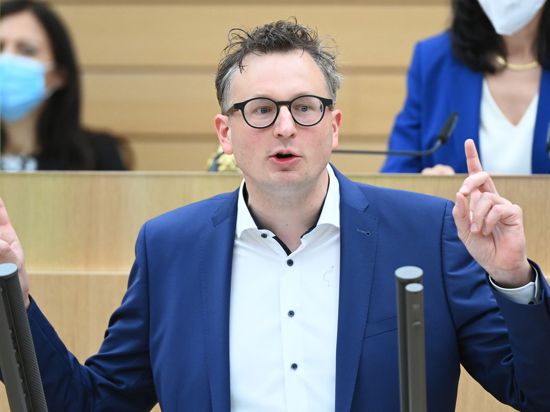Andreas Schwarz spricht im Landtag von Baden-Württemberg.