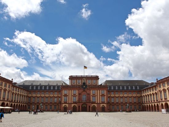 Das Schloss mit der Universität in Mannheim.