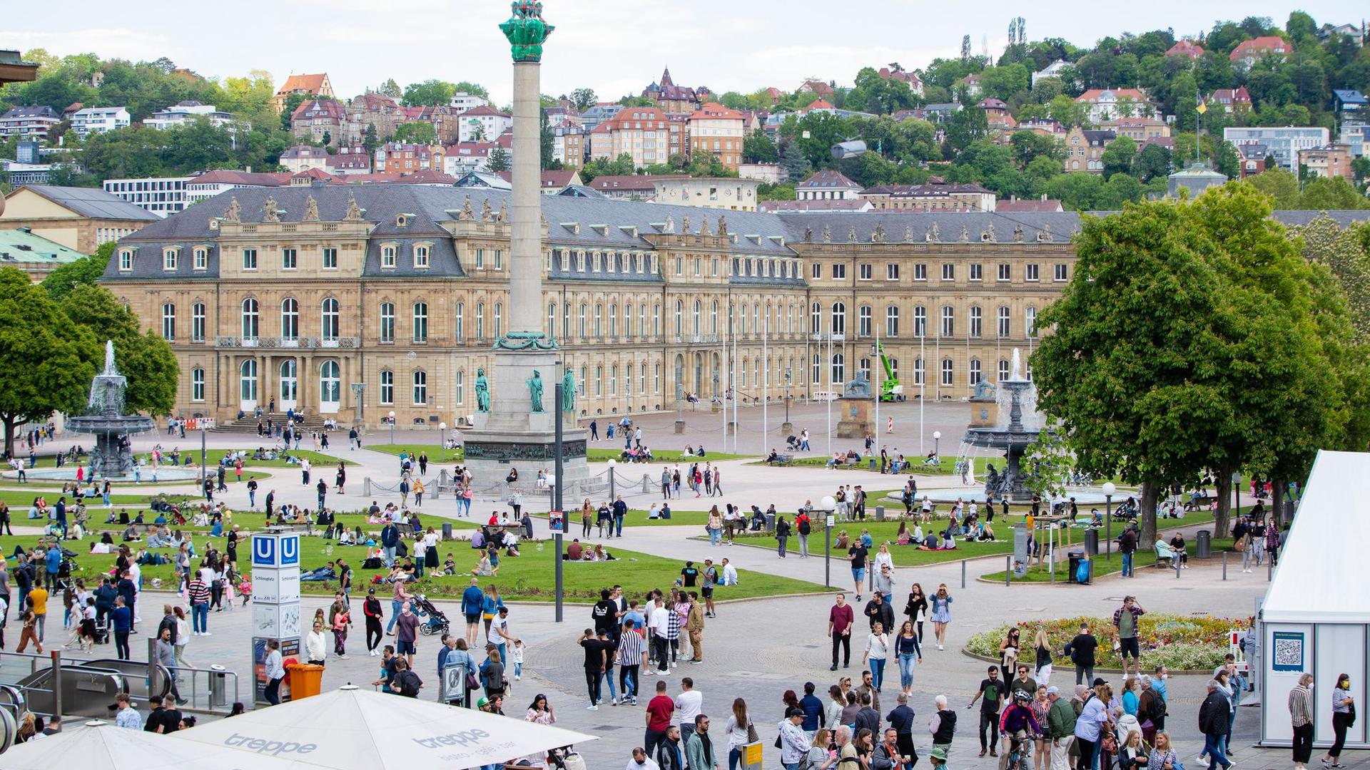 Zahlreiche Menschen genießen auf dem Schlossplatz in Stuttgart das schöne Wetter.