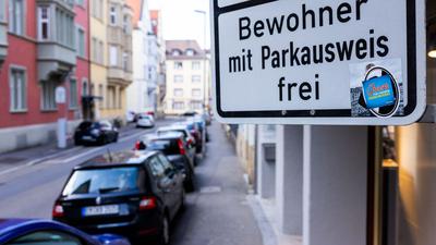 Ein Schild mit der Aufschrift „Bewohner mit Parkausweis frei“ steht an einer Straße.
