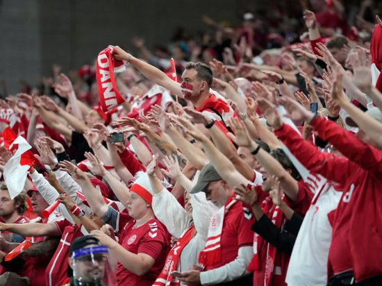 Die dänischen Fans feiern nach dem Spiel.
