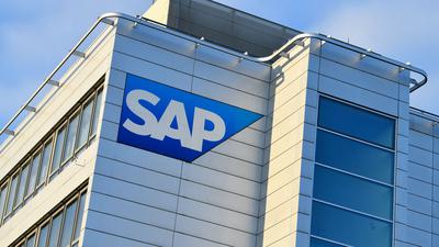 Ein Logo des Softwarekonzerns an der Unternehmenszentrale von SAP.