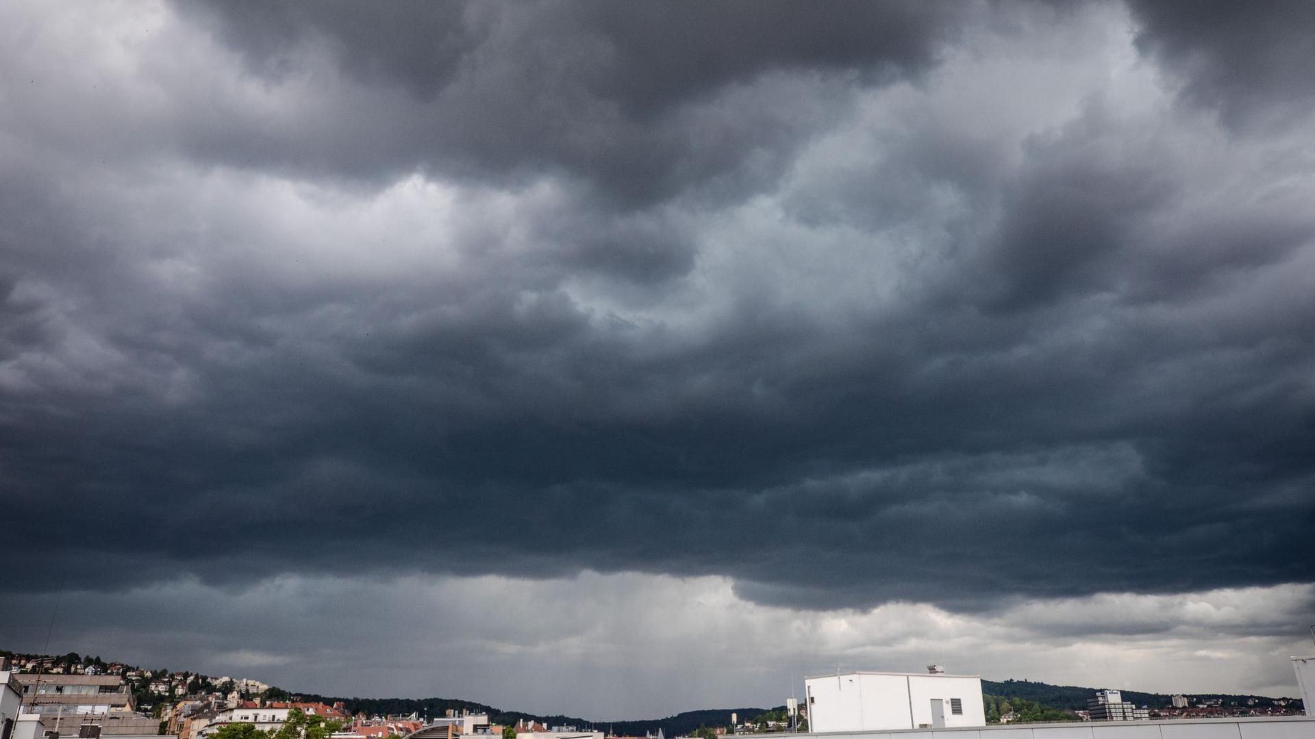 Eine neue Unwetterfront nähert sich mit dunklen Wolken der Region Stuttgart.