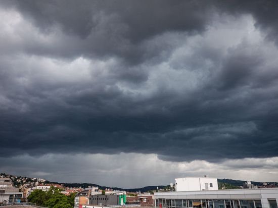 Eine neue Unwetterfront nähert sich mit dunklen Wolken der Region Stuttgart.