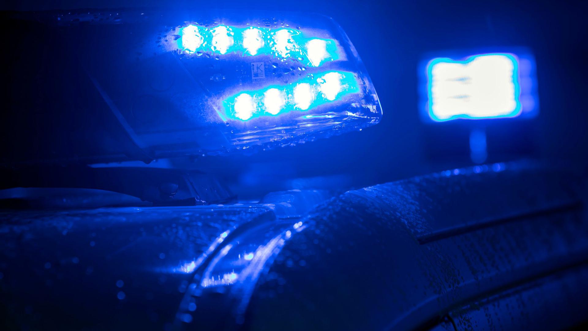 Ein Blaulicht leuchtet auf einem Polizeifahrzeug.
