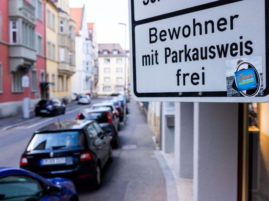 Ein Schild mit der Aufschrift „Bewohner mit Parkausweis frei“.