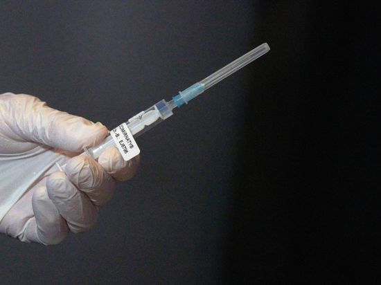 Eine Mitarbeiterin eines Impfteams überprüft eine Spritze mit einem Impfstoff gegen Covid-19.