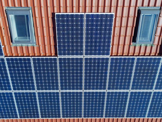 Eine Photovoltaikanlage ist auf einem Eigenheim angebracht.
