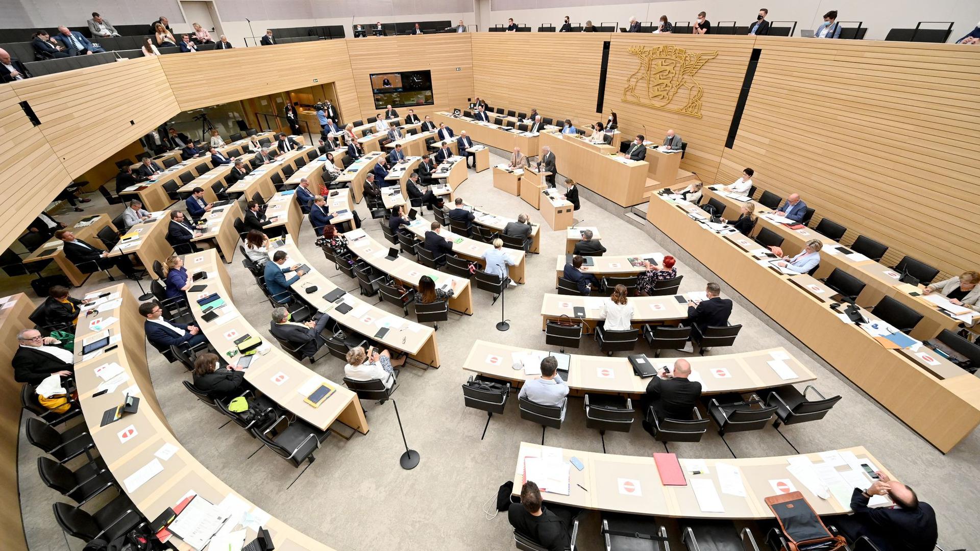 Abgeordnete während einer Plenarsitzung im Landtag.