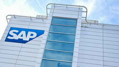 Das Firmenlogo des Softwarekonzerns SAP an der Hauswand eines Firmengebäudes.