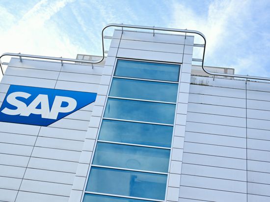 Das Firmenlogo des Softwarekonzerns SAP an der Hauswand eines Firmengebäudes.