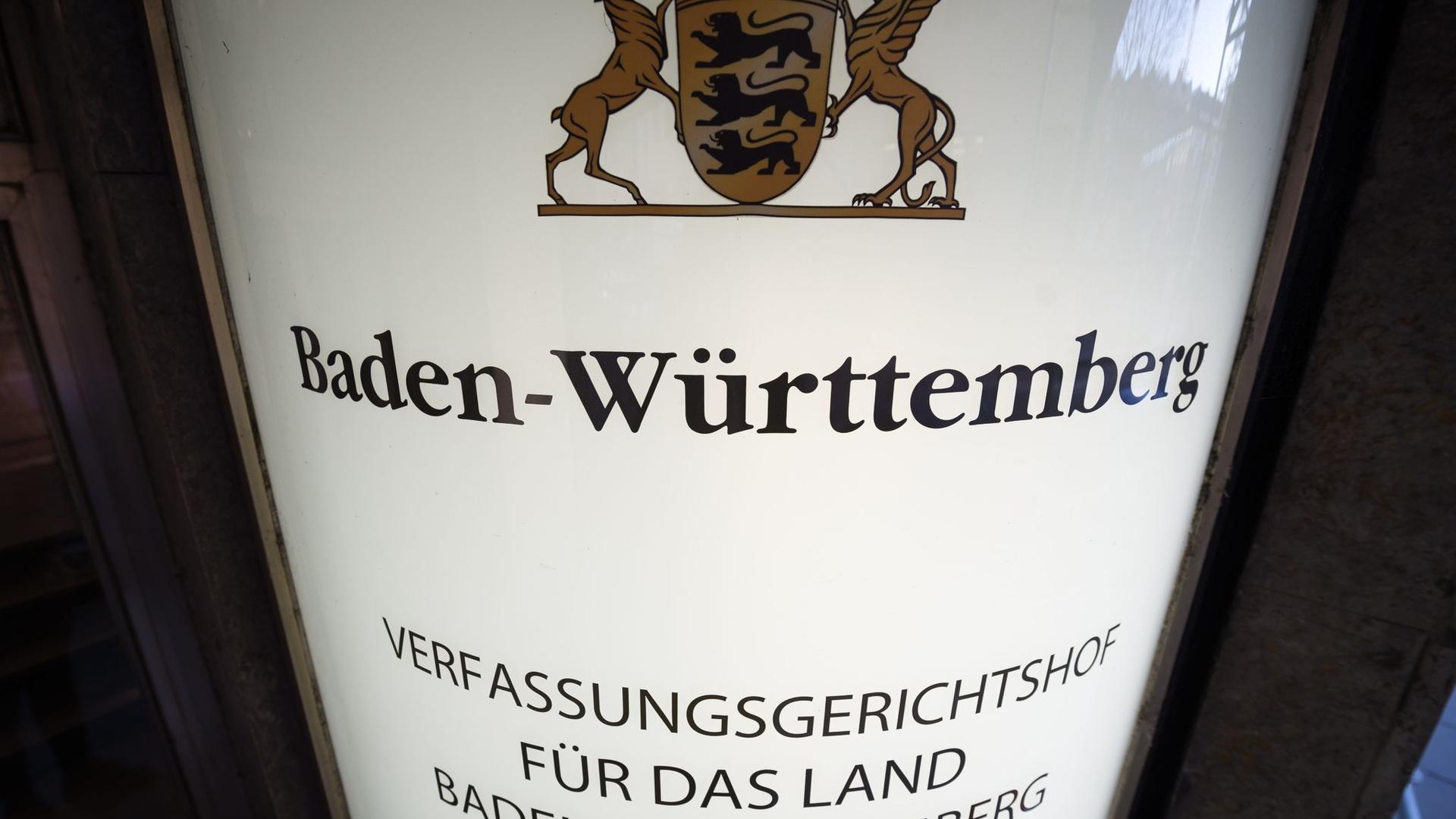 Das Schild des Verfassungsgerichtshofes für das Land Baden-Württemberg.