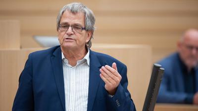 Der Parlamentarische Geschäftsführer der Grünen Uli Sckerl hält im Landtag eine Rede.