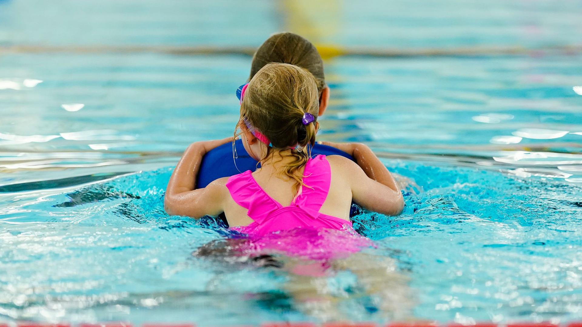 Damit Kinder angstfrei schwimmen lernen, können Eltern einiges tun. Mit spielerischer Annährung lassen sich auch Wartezeiten bis zum Schwimmkurs überbrücken. 