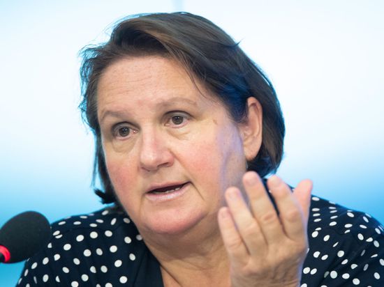 Theresa Schopper (Bündnis 90/Die Grünen), Kultusministerin von Baden-Württemberg, gestikuliert.