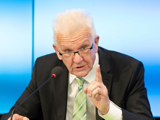 Ministerpräsident Winfried Kretschmann spricht während einer Regierungs-Pressekonferenz.