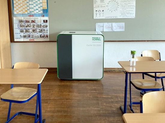 Ein mobiles Luftfiltergerät steht in einem Klassenzimmer.