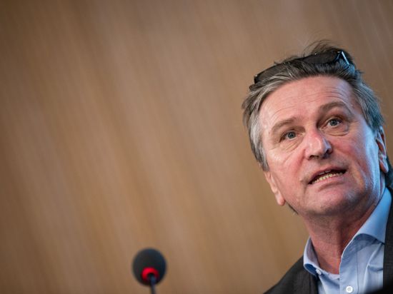 Manfred Lucha (Bündnis 90/Die Grünen) spricht bei einer Pressekonferenz.