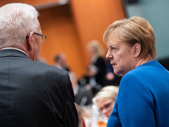 Bundeskanzlerin Angela Merkel (r, CDU) im Gespräch mit Winfried Kretschmann (Grüne).