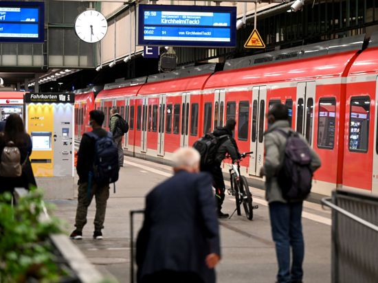 Passagiere warten am Stuttgarter Hauptbahnhof auf ihren Zug.