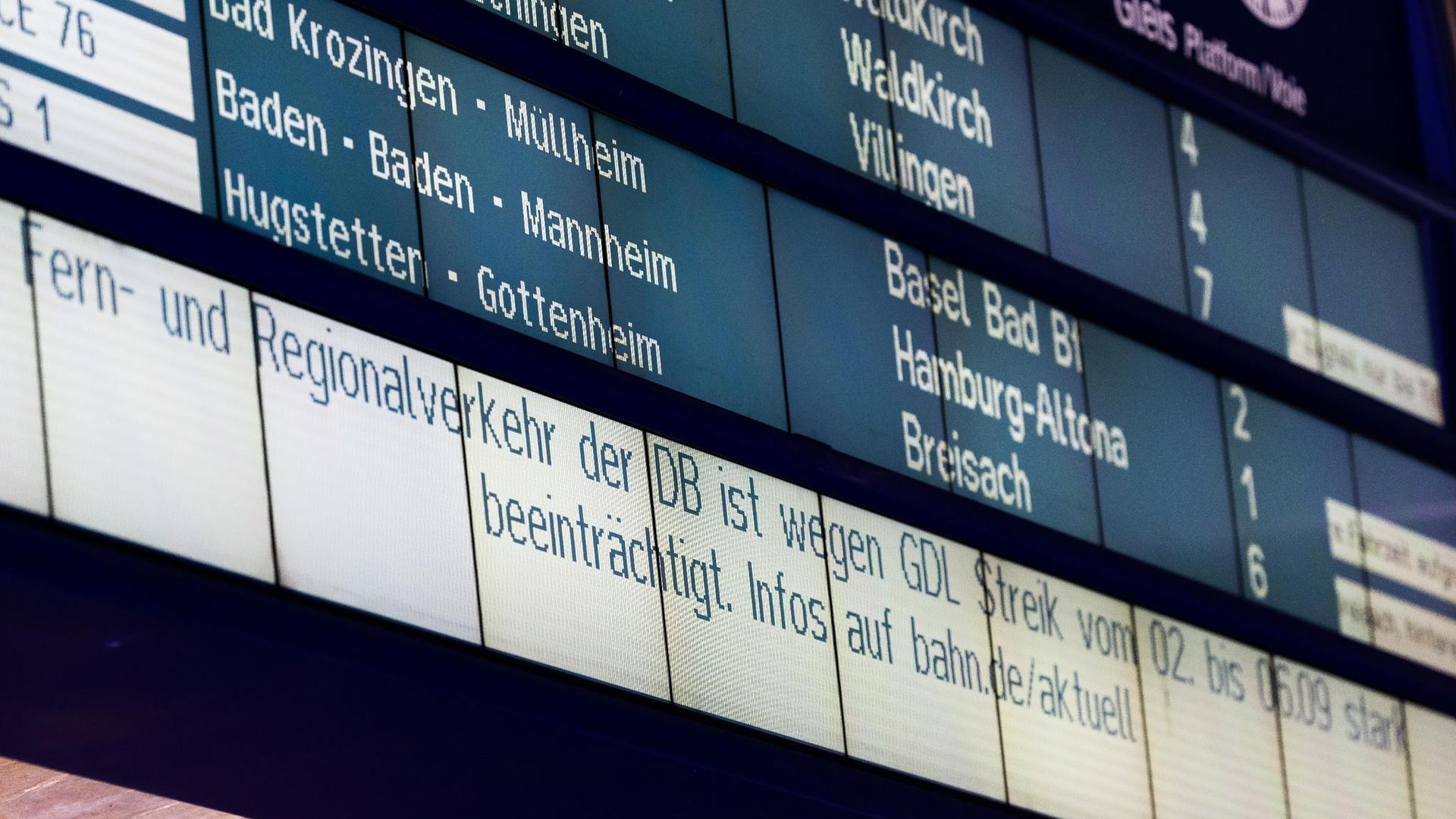 Eine Anzeigetafel informiert Reisende über die Beeinträchtigungen aufgrund des Streiks.