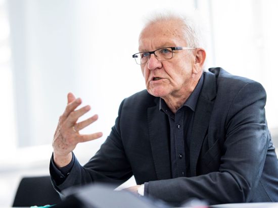 Baden-Württembergs Ministerpräsident Winfried Kretschmann gibt ein Interview.